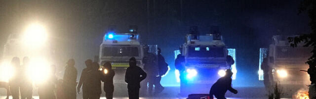 Более 60 полицейских пострадали в Северной Ирландии в ходе антимигрантских беспорядков