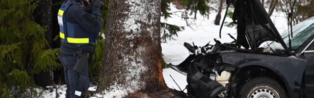 ВИДЕО | В Вильяндимаа автомобиль на скользкой дороге врезался в дерево: водитель в больнице