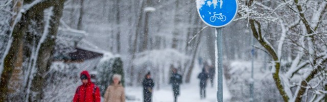 В Таллинне продолжается уборка снега и борьба с гололедом