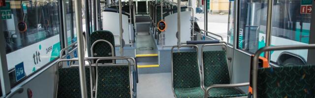 В Таллинне пассажирке автобуса зажало ногу дверьми: пожилую женщину доставили в больницу