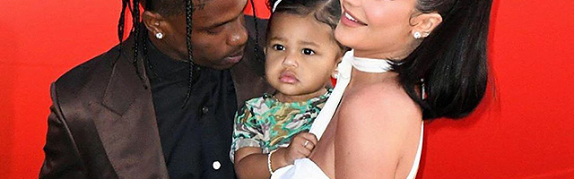 Кайли Дженнер призналась в любви Трэвису Скотту в день его рождения и поделилась семейными фото