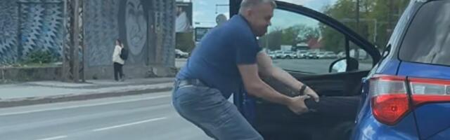 ВИДЕО | Полиция расследует дикий инцидент в Таллинне: один водитель пытался вытащить другого из машины за ногу