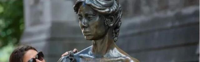 Статую за грудь не трогать! В Дублине приставят охрану к монументу Молли Малоун