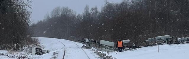 ФОТО | На границе Таллинна и Виймси мобильная мачта упала на железную дорогу