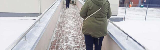 Приходится постоять: нарвские пенсионеры зачастую подают декларации о доходах, придя в бюро департамента