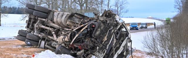 ВИДЕО И ФОТО | В результате столкновения грузовика и снегоуборочной машины оба водителя получили серьезные травмы