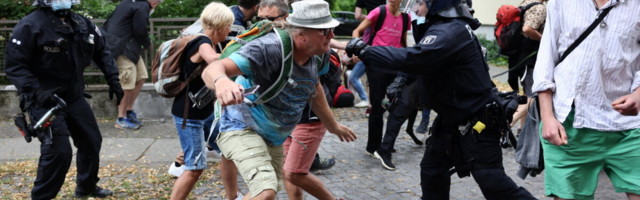 В Берлине многотысячный митинг против COVID-ограничений перерос в столкновения с полицией