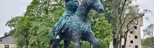 В центре Таллинна появился конный памятник женщине-политику