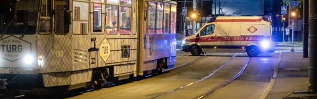 ФОТО | Ночью в Таллинне двое несовершеннолетних на арендованном самокате столкнулись с трамваем