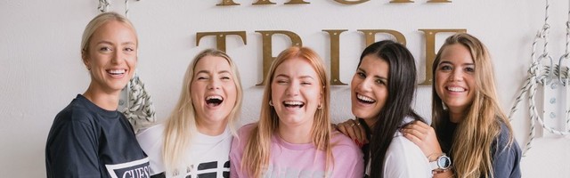 ФОТО: таллиннские инфлюэнсеры испытали спортивную коллекцию GUESS Activewear на занятиях по аэройоге