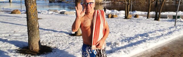 Как нарвитяне отмечают Крещение: купаются в реке и набирают святую воду в храмах