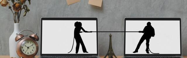 Перечислив работнице с личного счета небольшую сумму, работодатель частично предложил компенсировать ее зарплату диваном