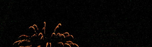 В новогоднюю ночь Луна смотрела на салюты