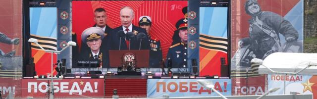 ФОТО | С российского берега в сторону Нарвы на больших экранах транслируют парад на Красной площади