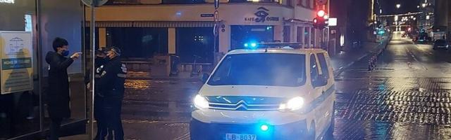 В первую "комендантскую" ночь в Латвии поймали более 200 нарушителей ограничений