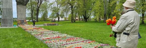 Латвийцы возлагают цветы на советские воинские мемориалы