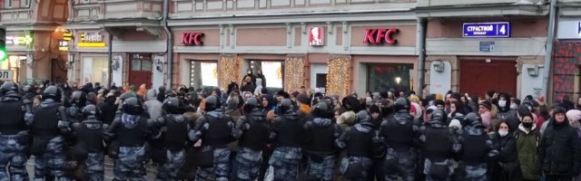 LIVE | Митинги за Навального, жесткие задержания более чем 2000 участников, в том числе Юлии Навальной, в Москве столкновения с ОМОНом