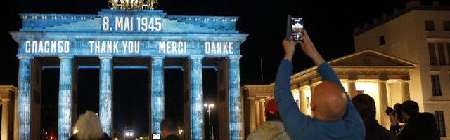ФОТО | В Берлине на Бранденбургских воротах высветили слово "спасибо" на разных языках