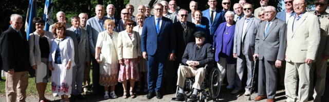 День восстановления независимости начался с мемориальной церемонии