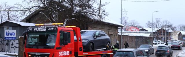 ФОТО | В Таллинне на улице Теллискиви из-за аварии нарушено движение