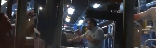 Правда ли, что на этом видео показано, как в Италии водитель избил мигранта, мочившегося в автобусе?