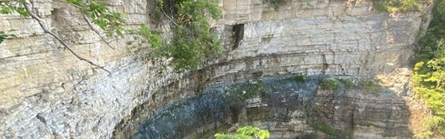 В Ида-Вирумаа автомобиль упал с обрыва — водителя эвакуировали на вертолете