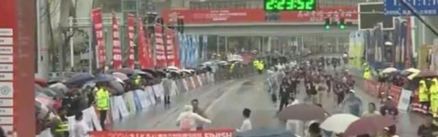 ВИДЕО | В Китае чиновник марафона помешал победителю на финише и был дисквалифицирован на год