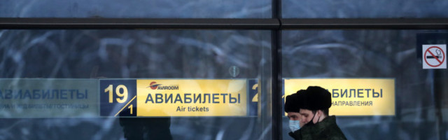 В аэропорту Внуково, куда должен прилететь Навальный, заметили автозаки