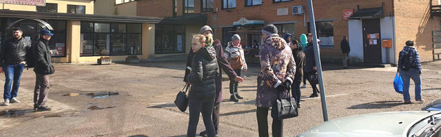 В Нарве осталась единственная почтовая контора и очередь к ней выстраивается на улице