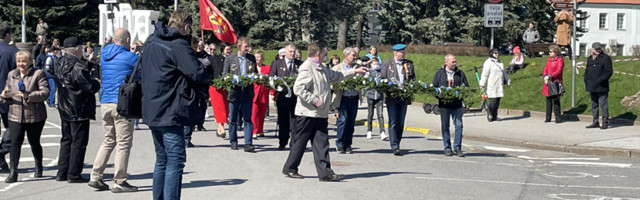 Власти и жители города возложили цветы и венки на Петровской площади