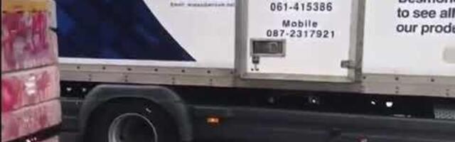 ВИДЕО | В Дублине грузовик протаранил ворота российского посольства