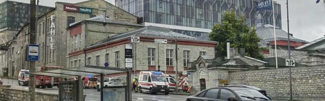 ФОТО | Пожарно-спасательный автомобиль Ласнамяэ попал в ДТП, экипаж доставлен в больницу