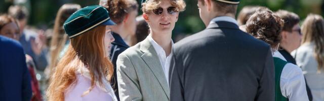 ФОТО и ВИДЕО | Лучшие выпускники страны встретились с президентом Карисом в Розовом саду