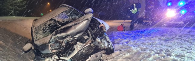 В Тартумаа тяжелая авария, водителя вырезали из машины