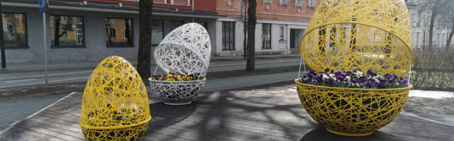 В Нарве появились цветочные вазоны в виде пасхальных яиц