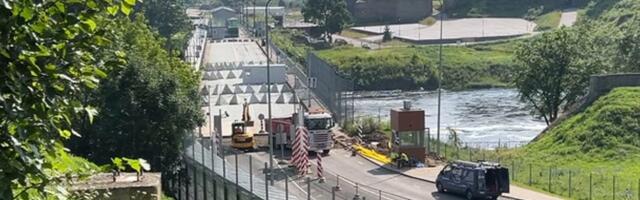 ВИДЕО | Так дорожные работы или установка „зубов дракона“? Полиция сообщила новую информацию по Нарвской границе