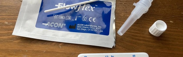 Люди могут оставаться переносчиками вируса после первой дозы вакцины