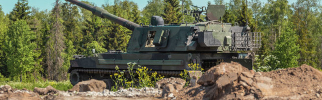 "Гром" гремит, земля трясется: в Эстонии попробовали стрелять из САУ К9 Thunder