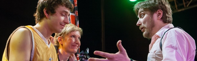 В эти выходные Русский театр покажет спектакль «Губы Мика Джаггера» и постановку для детей «Игра в Дюймовочку» в онлайн-формате