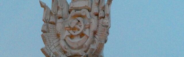 В Таллинне демонтируют советскую символику с Центра русской культуры