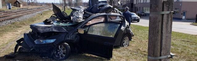 На железнодорожном переезде в Латвии столкнулись поезд и автомобиль