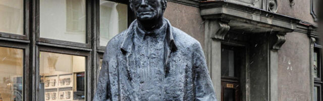 В Таллине открыли памятник эстонскому писателю Яану Кроссу