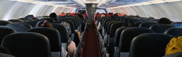 Пассажир самолета Барселона-Рига никому не сообщил о температуре и кашле: позже у него подтвердился коронавирус