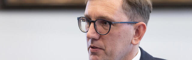 Кристен Михал отчитал главу Департамента социального страхования по поводу выплат пенсий