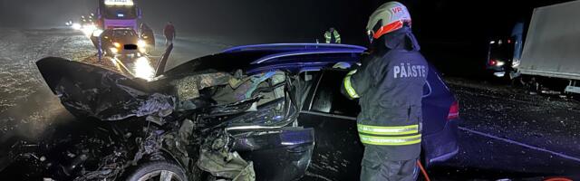 ДТП на трассе Таллинн – Тарту: автомобиль пришлось разрезать