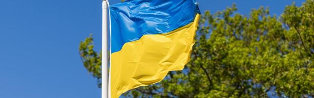В центре Таллинна обнаружили поврежденный украинский флаг 