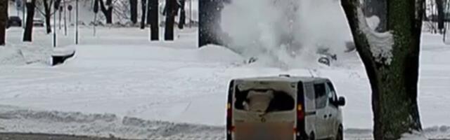 ВИДЕО | Возле „Вечного огня“ в Даугавпилсе произошел взрыв: есть пострадавший