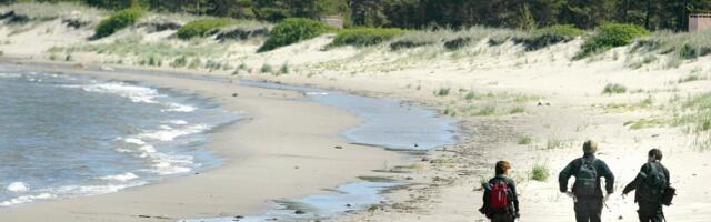 В связи с загрязнением на острове Аэгна отсутствует обеспечение питьевой водой – ее следует брать с собой