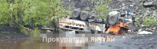 В Якутии автобус упал с 30-метрового обрыва. Погибли 13 человек