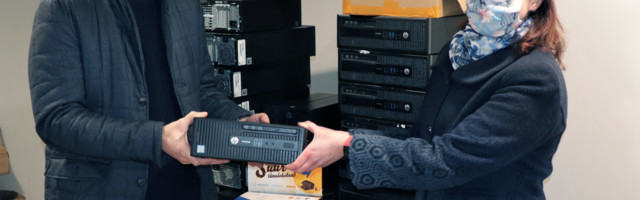 Coop Pank пожертвовал полсотни компьютеров нарвским школьникам